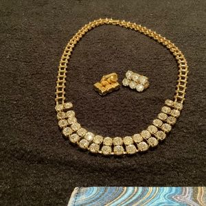 Necklace and clip earrings, very pretty